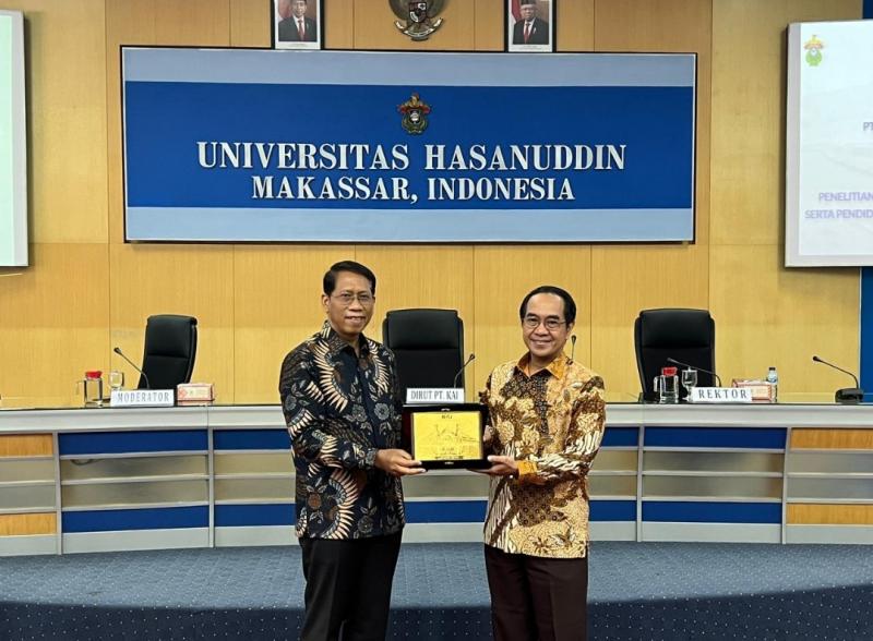 Direktur Utama KAI Didiek Hartantyo memberikan cenderamata usai penandatanganan Nota Kesepahaman  atau Memorandum of Understanding (MoU) dengan Universitas Hasanuddin di Gedung Rektorat Universitas Hasanuddin, Makassar, Jumat (3/6).