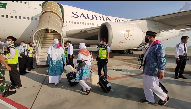Jamaah calon haji terbang dari Bandara Juanda menuju Madinah
