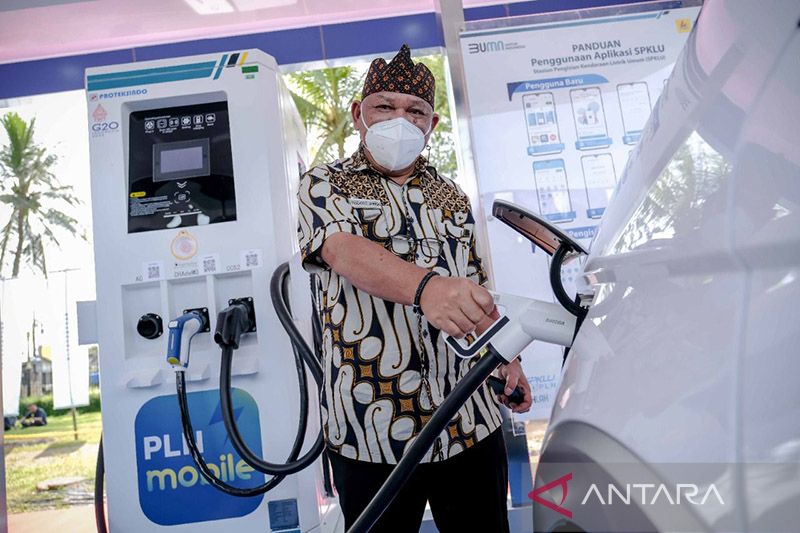 Deputi Bidang Pengembangan Destinasi dan Infrastruktur Kementerian Pariwisata dan Ekonomi Kreatif Vinsensius Jemadu saat menjajal Pengisian Kendaraan Listrik Umum di Stasiun Pengisian Kendaraan Listrik Umum di Magelang,  Sabtu (4/6/2022). (Foto:Antara) 