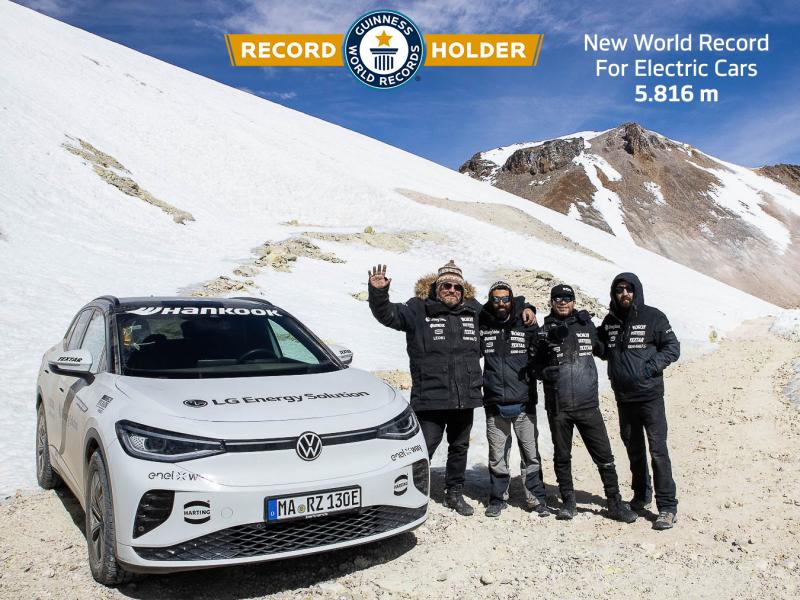 Mobil Volkswagen ID.4 GTX menggunakan Hankook Dynapro AT2  melintasi ketinggian 5,816 meter di atas gunung berapi Uturuncu, Amerika Selatan. foto:istimewa/hankook