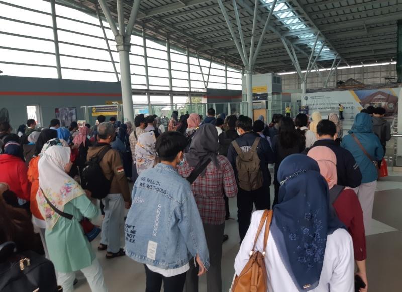 Sesekali petugas melakukan penyekatan kepada penumpang KRL yang hendak masuk ke area peron, Senin (6/6/2022).