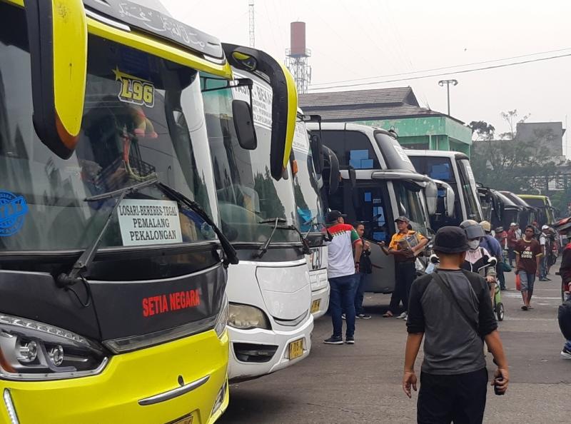 Barisan bus terparkir yang hendak diberangkatkan dari Terminal Bekasi, Senin (6/6/2022) menuju sejumlah daerah.