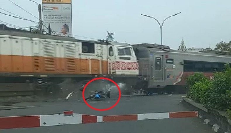 Terekam kamera korban dihantam kereta api saat menerobos pelintasan di Jalan Tuparev Karawang. (Foto: Istimewa)