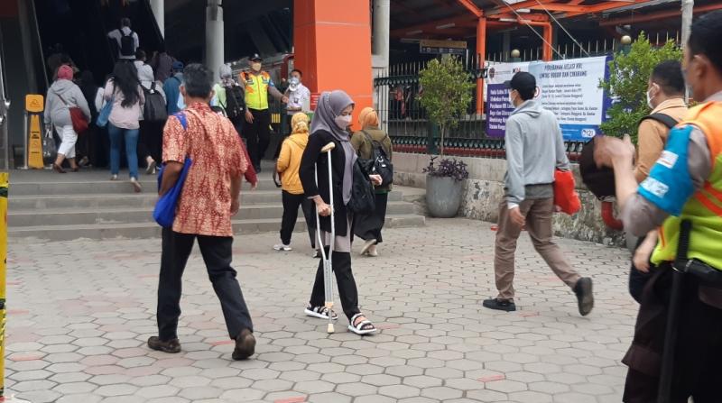 Penumpang KRL perempuan dengan tongkat turun di Stasiun Bekasi, Senin (6/6/2022) pagi. 