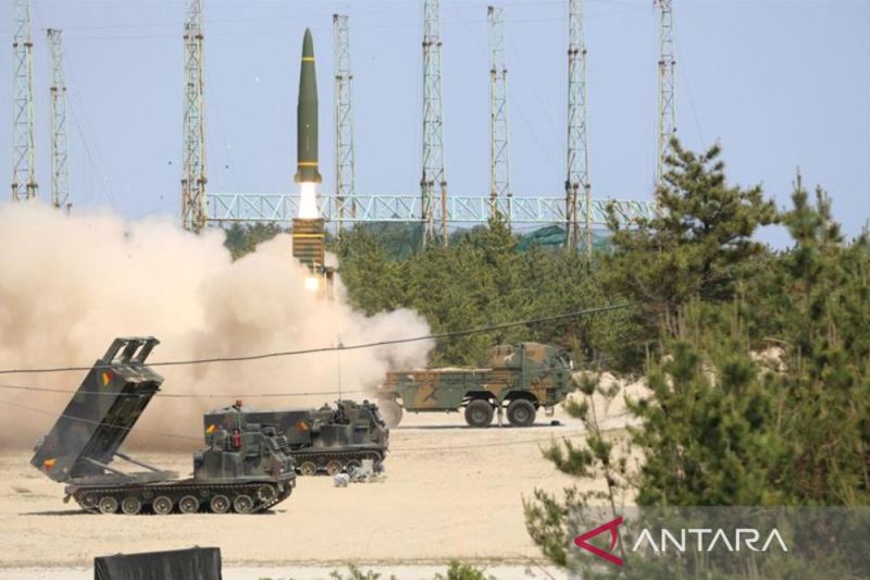 Ilustrasi rudal darat-ke-darat diluncurkan selama latihan militer gabungan antara AS dan Korea Selatan. (Foto:Dok.Kepala Staf Gabungan/Yonhap via Reuters/as)