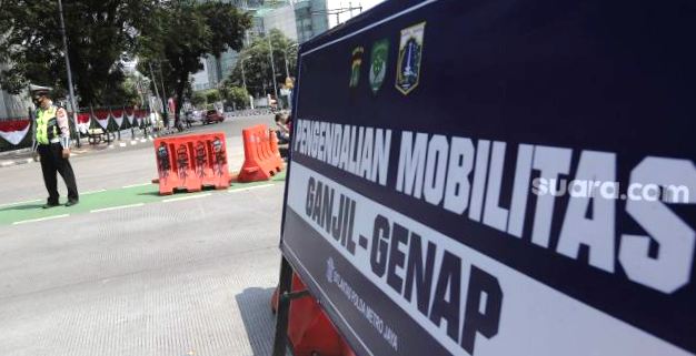 Ilustrasi petugas memantau pelaksanaan ganjil genap di sejumlah  ruas jalan di Jakarta. (Foto:Suara.com)