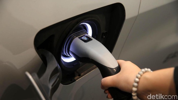 IIustrasi kendaraan listrik tengah mengisi daya baterai. (Foto:detik.com)