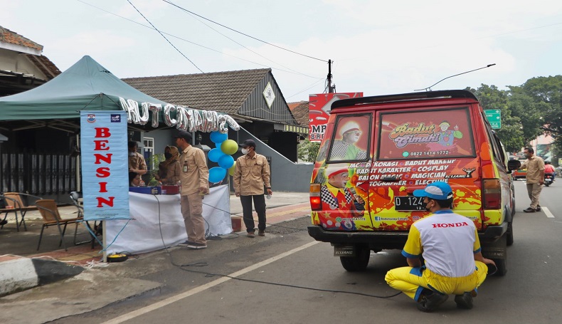 Petugas sedang melakukan uji emisi gas buang kendaraan untuk  mengetahui kadar gas buang kendaraan demi menjaga terciptanya udara yang bersih, Selasa (7/6/2022). (Foto: Istimewa)