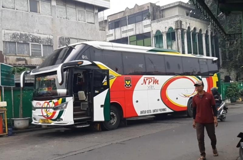 Bus lintas Sumatera mengalami pecah kaca sedang terparkir di Terminal Bekasi.