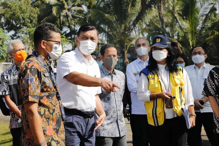 Luhut Binsar Pandjaitan bersama Sandiaga Uno dan Nadiem Makarim melakukan kunjungan kerja ke kawasan Candi Borobudur, Magelang, Jawa Tengah, Jumat (12/3/2021).(Humas Kemenko Marves)