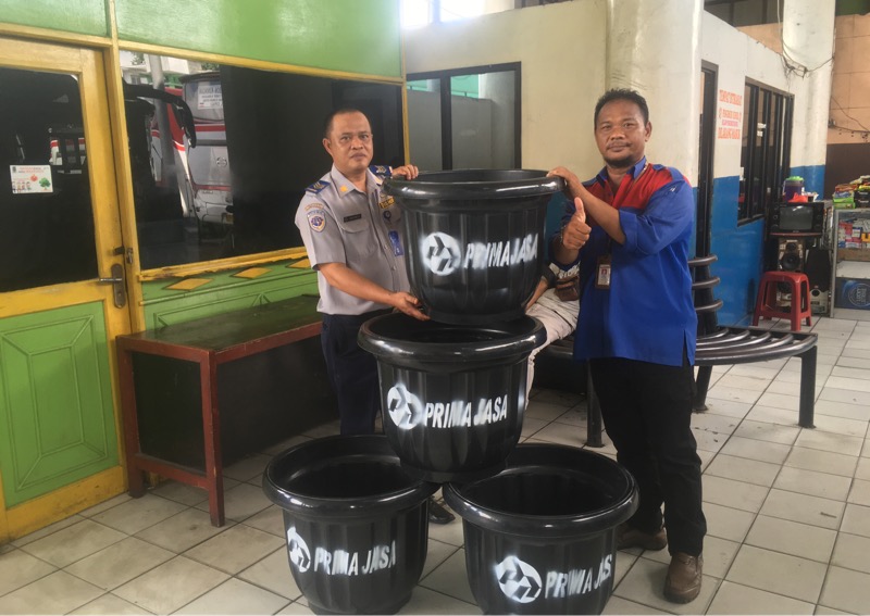 Primajasa Perwakilan Bekasi memberikan 10 pot tanaman kepada pengelola Terminal Bekasi, Selasa (7/6/2022). Foto: BeritaTrans.com.