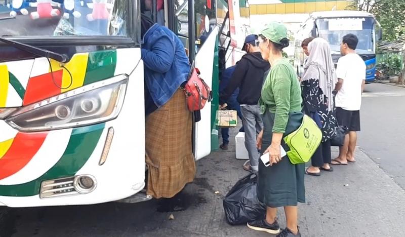 Penumpang bersiap menaiki bus dari Terminal Bekasi, yang akan diberangkatkan pada Rabu (8/6/2022).