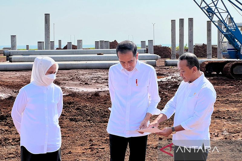 Presiden Joko Widodo dan Ibu Negara Iriana Joko Widodo mendengarkan penjelasan Menteri Investasi/Kepala BKPM Bahlil Lahadalia, Rabu (8/6/2022). (Foto:Antara)