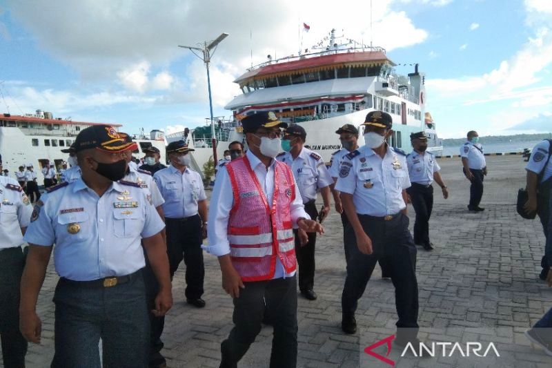 Menteri Perhubungan RI Budi Karya Sumadi, Rabu (8/6/2022)  mengecek persiapan pelabuhan dan kapal di Wakatobi yang akan diresmikan Presiden Joko Widodo. (Foto:Antara)