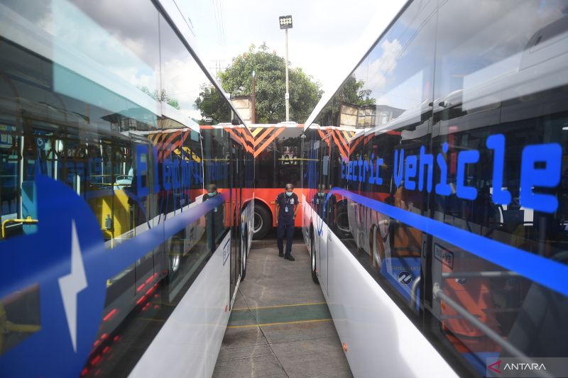 Petugas berjalan di antara bus listrik Transjakarta saat peluncuran uji coba bus di Pool Transjakarta, di Terminal Kampung Rambutan, Jakarta, Rabu (8/6/2022). (Foto:Antara)