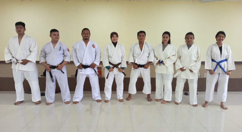 Personel Polres Metro Bekasi  Kota melaksanakan latihan beladiri Polri di Aula Mapolres. Foto: ist.