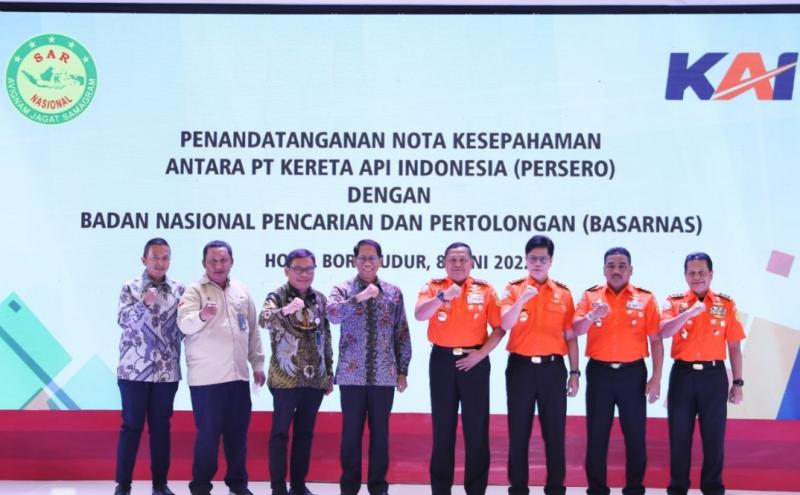 Direktur Utama KAI Didiek Hartantyo (ketiga kiri) didampingi Direktur Keselamatan dan Keamanan KAI John Roberto (kedua kiri), Kepala Divisi LRT Jabodebek Mochamad Purnomosidi (paling kiri) dan Kepala Badan Nasional Pencarian dan Pertolongan (Basarnas) Henri Alfiandi (keempat kanan) didampingi Deputi Bidang Bina Tenaga dan Potensi Pencarian dan Pertolongan (Basarnas) Abdul Haris Achadi (ketiga kanan), Deputi Bidang Sarana dan Prasarana, dan Sistem Komunikasi Pencarian dan Pertolongan (Basarnas)F Indrajaya kedua kanan), Deputi Bidang Operasi Pencarian dan Pertolongan, dan Kesiapsiagaan (Basarnas) Ribut Eko Suyatno (paling kanan) melakukan foto bersama usai melaksanakan Penandatanganan MoU tentang Penyelenggaraan Pencarian dan Pertolongan yang bertempat di Jakarta, Rabu (8/6)