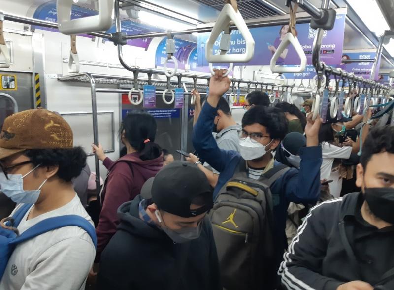 Penumpang yang naik KRL arah Bekasi menuju Stasiun Kampung Bandan, Kamis (9/6/2022).