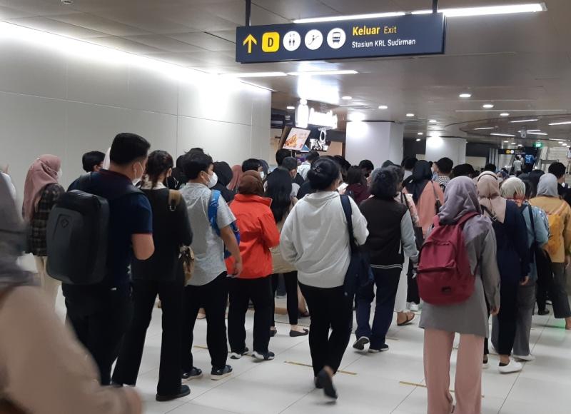 Barisan penumpang ramai, hendak melakukan tap tiket keluar dari Stasiun Dukuh Atas BCA pada Kamis (9/6/2022) menjelang malam.