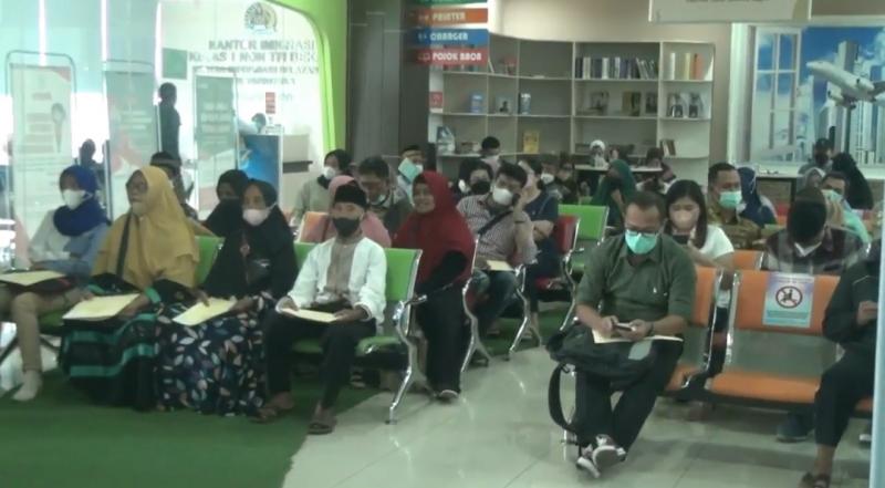 Masyarakat mengurus paspor di Kantor Imigrasi Kelas 1 Kota Bekasi, Jawa Barat, Rabu (8/6/2022).