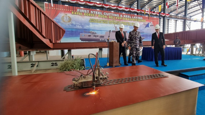 Aslog Mabes TNI AL, Laksda Puguh Santosa saksikan pemotongan baja pertama pembangunan Kapal Kepresidenan di Batam. (Foto:tvonenews.com)