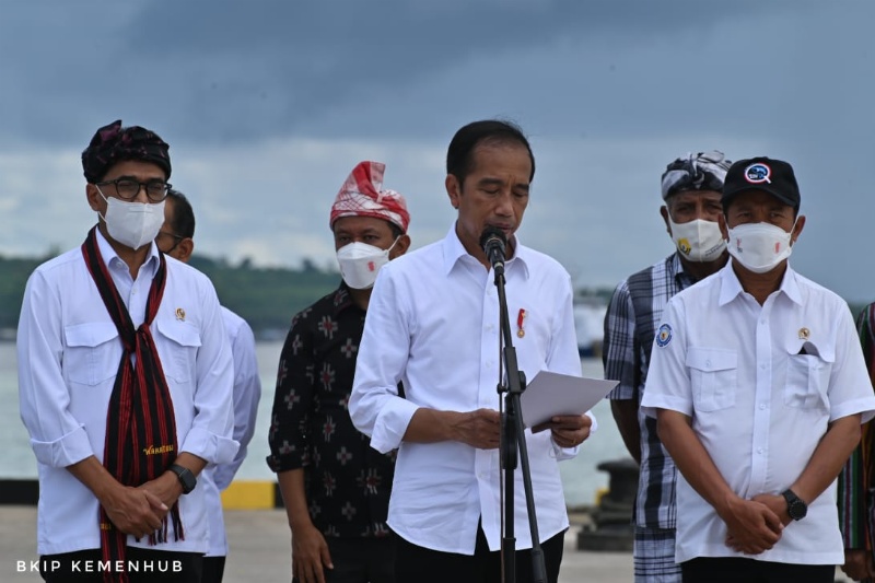 Presiden Joko Widodo didampingi Menhub Budi Karya Sumadi di Pelabuhan Wakatobi
