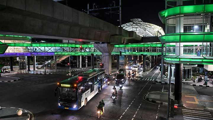 Bus Transjakarta melintas di bawah halte integrasi CSW di Jakarta, Senin 28 Maret 2022. Pemerintah Provinsi DKI Jakarta mengajukan tarif integrasi pada transportasi publik Transjakarta, MRT dan LRT sebesar Rp10 ribu untuk durasi tiga jam. ANTARA FOTO/Hafidz Mubarak A