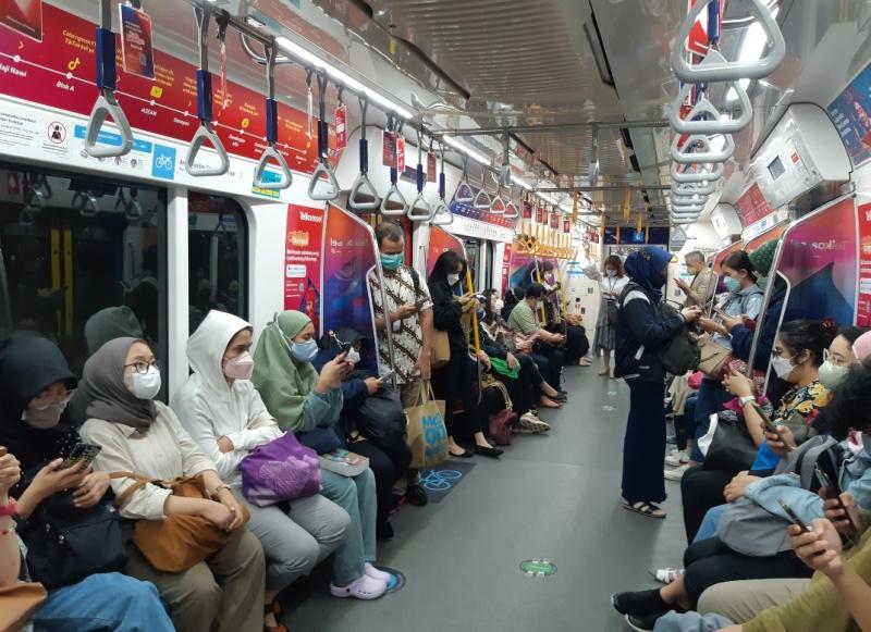 Penumpang melakukan perjalanan dengan menggunkan MRT. 