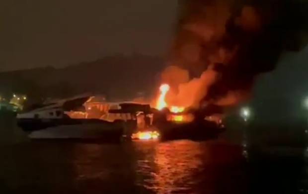 Kapal Ferry Penumpang Dumai Line 5 meledak dan terbakar. Foto: Gusti/SINDOnews