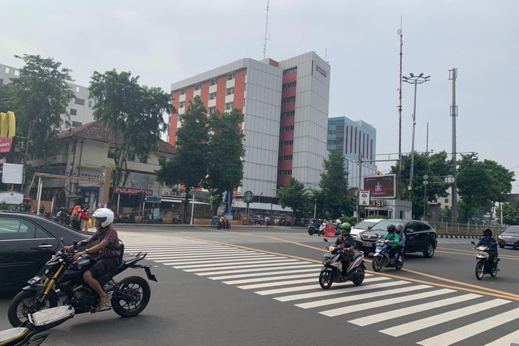 Suasana Jalan Salemba Raya, Senen, Jakarta Pusat , Senin (6/5/2022).(kompas.com/REZA AGUSTIAN )