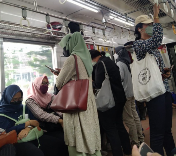 Suasana di kereta saat tiba di Stasiun UP