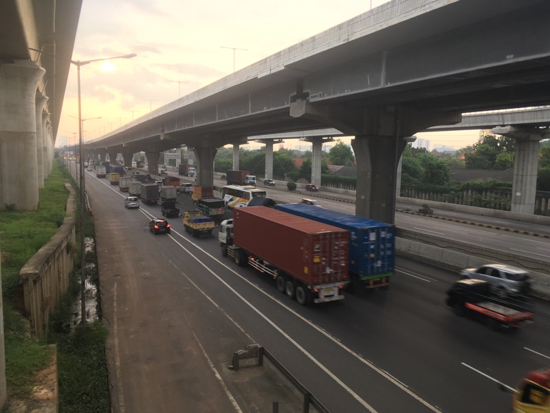 Kendaraan besar ramaikan Tol Bekasi Timur, Senin (13/6/2022) sore. Foto: BeritaTrans.com.