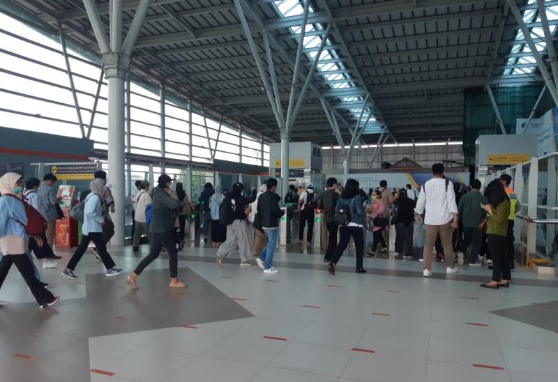 Penumpang KRL dapat langsung melakukan tap saat hendak masuk Stasiun Bekasi, Senin (13/6/2022) pagi.