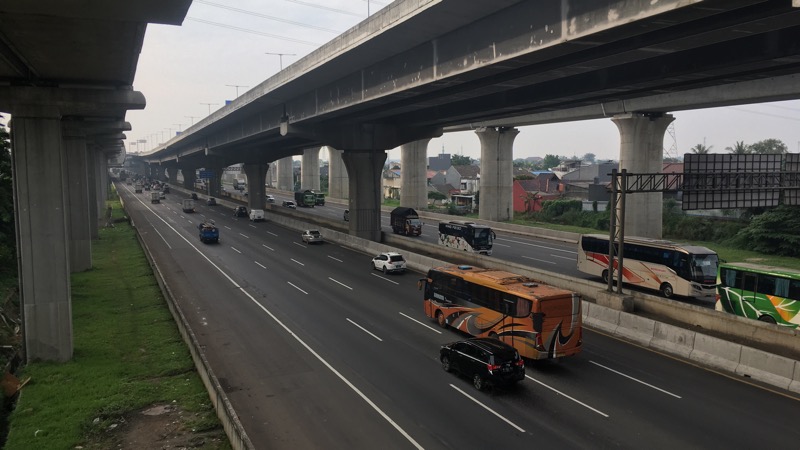 Bus AKAP melintas di Tol Bekasi Timur, Senin (13/6/2023) pagi. Foto: BeritaTrans.com.