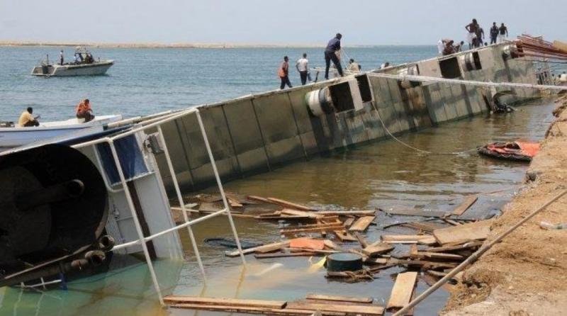 Kapal Badr 1 yang mengangkut belasan ribu hewan, tenggelam di pelabuhan Suakin, Laut Merah Sudan, 12 Juni 2022.