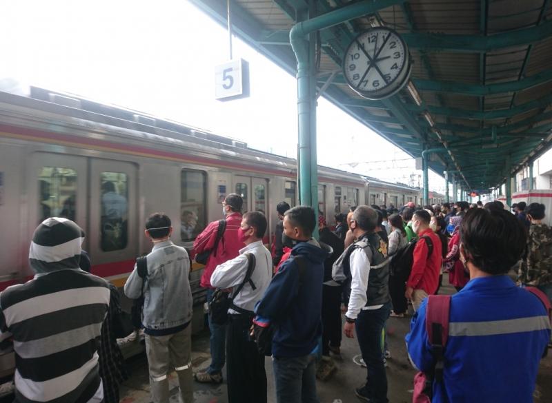 Penumpang menanti KRL di Peron. (Ist)