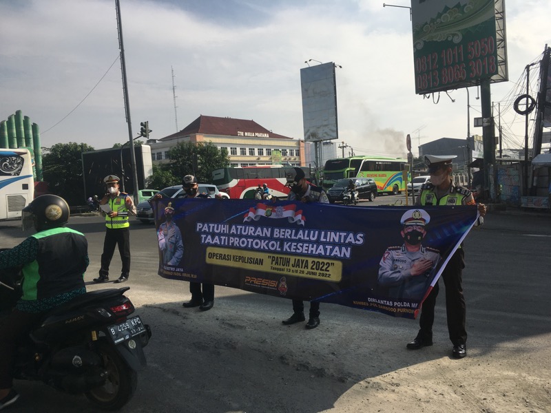 Unit LaluLintas Polek Bekasi Timur bersama Dishub Kota Bekasi sosialisasi keselamatan berkendara dalam rangka Operasi Patuh Jaya 2022, Selasa (14/6/2022). Foto: BeritaTrans.com.