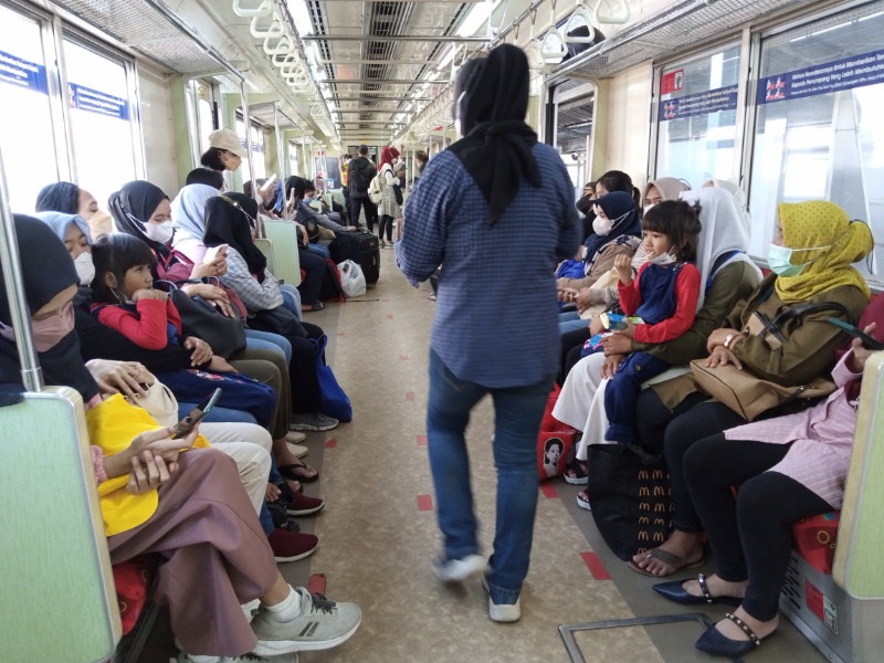 Suasana KRL tujuan Jakarta Kota 