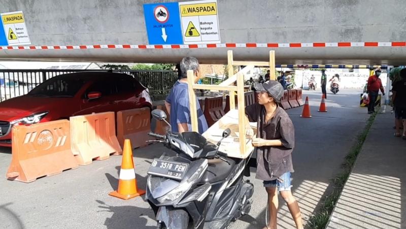 Kendaraan dengan ketinggian di atas 1,7 Meter tidak dapat melintasi Jembatan Curuk Raya, Jati Cempaka, Kota Bekasi.  