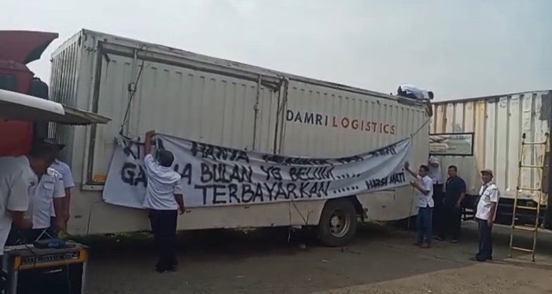 Sejumlah karyawan Perum DAMRI Logistik melakukan aksi demonstrasi di Pupar, Cakung, Jakarta Timur, Senin (13/6/2022). Foto: ist.