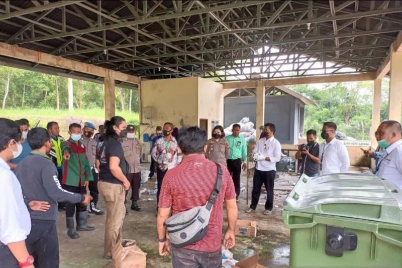 Polisi melakukan olah TKP di tempat penemuan janin bayi. (ANTARA/HO-Humas Polresta Barelang)