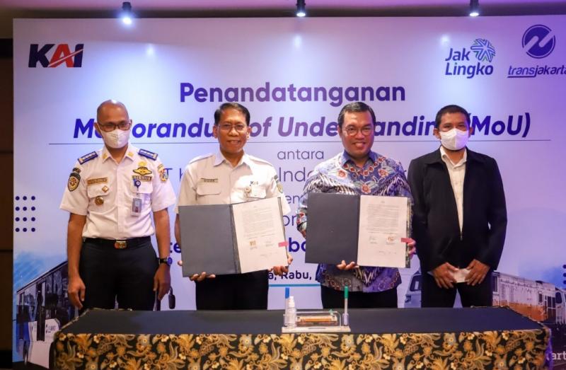 Direktur Utama KAI Didiek Hartantyo (kedua kiri) dan Direktur Utama Transjakarta M. Yana Aditya (kedua kanan) menunjukkan MoU yang sudah ditandatangani.