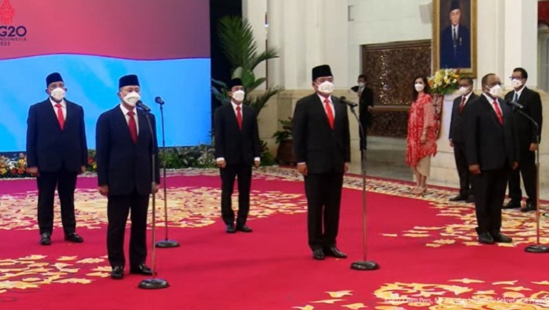 Presiden Joko Widodo melantik dua orang menteri dan tiga orang sebagai wakil menteri atau wamen dalam reshuffle kabinet untuk mengisi jabatan di Kabinet Indonesia Maju pada Rabu (15/6). 