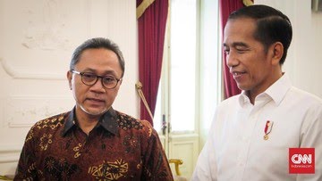 Presiden Jokowi dikabarkan bakal melantik Zulkifli Hasan dan Hadi Tjahjanto sebagai menteri di tengah kabar reshuffle kabinet hari ini. Foto: CNN Indonesia/ Feri Agus Setyawan