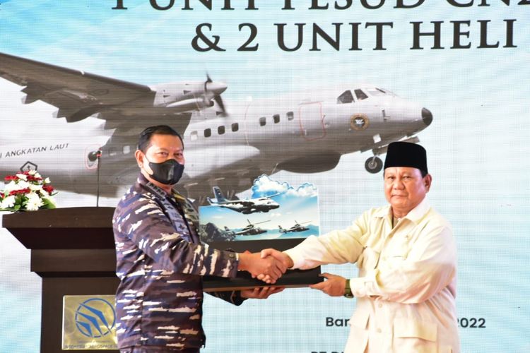 Menteri Pertahanan (Menhan) Republik Indonesia Prabowo Subianto menyerahkan tiga alat utama sistem senjata (alutsista) kepada Kepala Staf Angkatan Laut (Kasal) Laksamana TNI Yudo Margono dan jajarannya di Apron Delivery Center PTDI, Bandung.