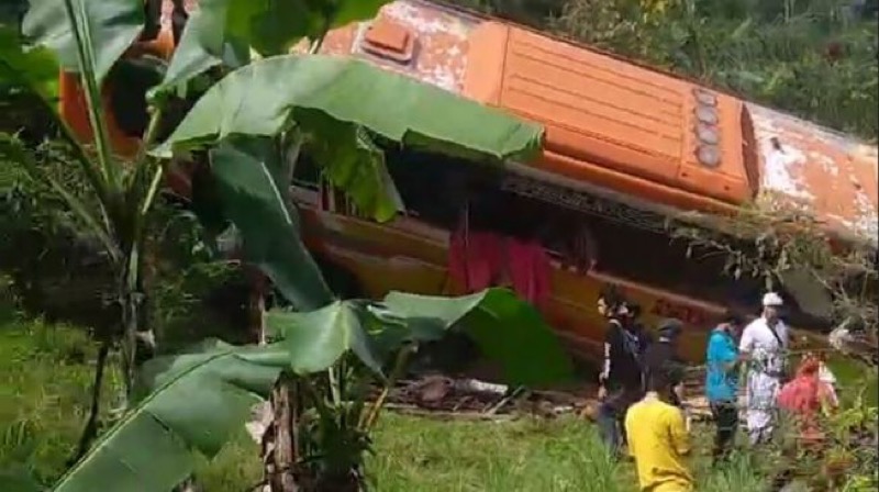Kecelakaan maut yang melibatkan bus dan sejumlah kendaraan terjadi di Tabanan, Bali. Foto: istimewa.