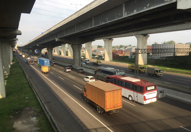 Truk logistik dan bus antarkota gaspol di Tol Bekasi Timur, Sabtu (18/6/2022) sore. Foto: BeritaTrans.com.