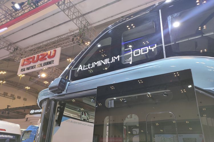 Bus baru Karoseri Tentrem, Avante H7 AB yang dipasang ke sasis Hino R260(KOMPAS.com/FATHAN RADITYASANI)