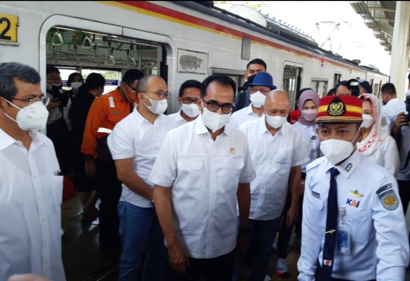 Menhub Budi Karya tiba di Stasiun Matraman menggunakan KRL pada kegiatan soft launching Pengoperasian Stasiun Matraman, Ahad (19/6/2022).