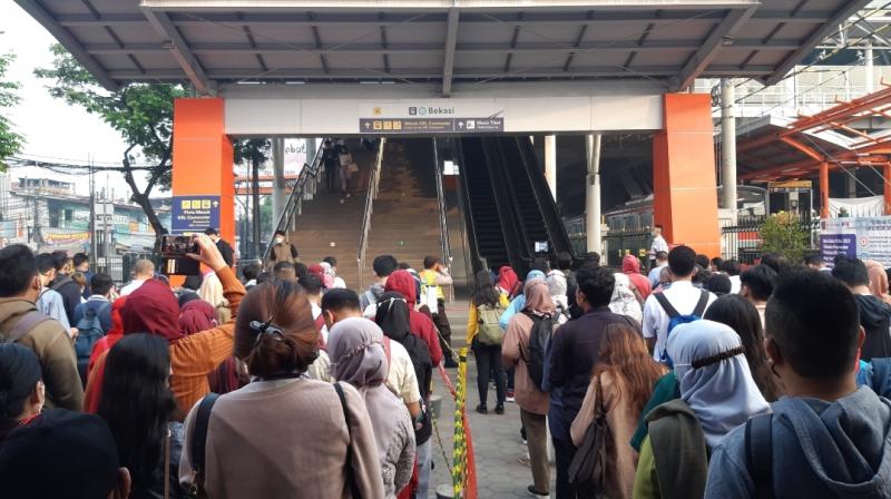 Barisan antrean penumpang KRL di Stasiun Bekasi, Senin (20/6/2022) pagi.
